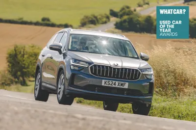 Skoda Kodiaq front quarter with What Car? logo